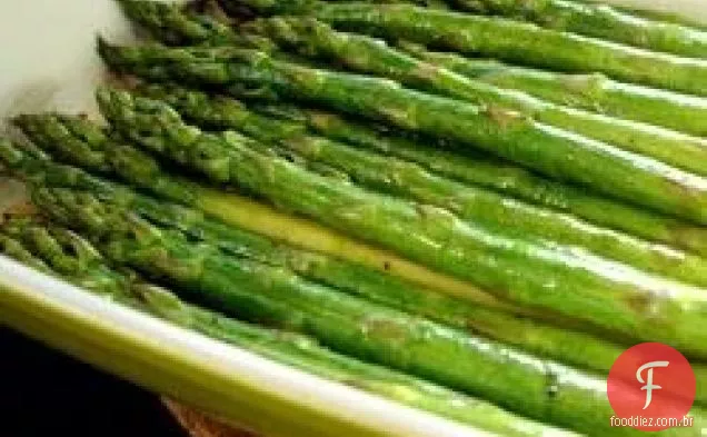 Espargos assados com molho de manteiga balsâmico