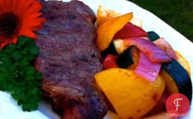 Bife com tiras de Nova Iorque com legumes grelhados