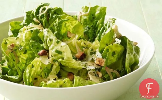 Salada De Alface Com Manteiga Quente E Avelãs