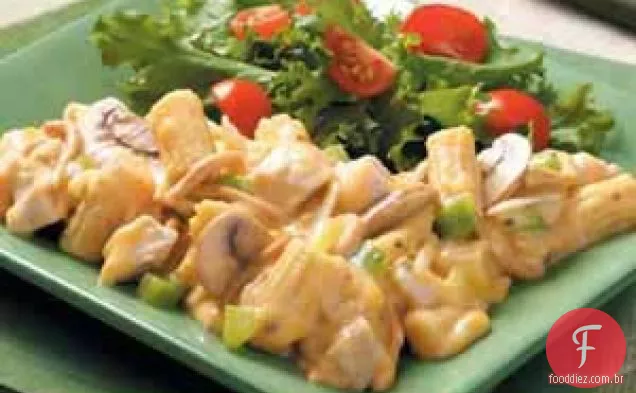 Caçarola de peru com macarrão Chow Mein