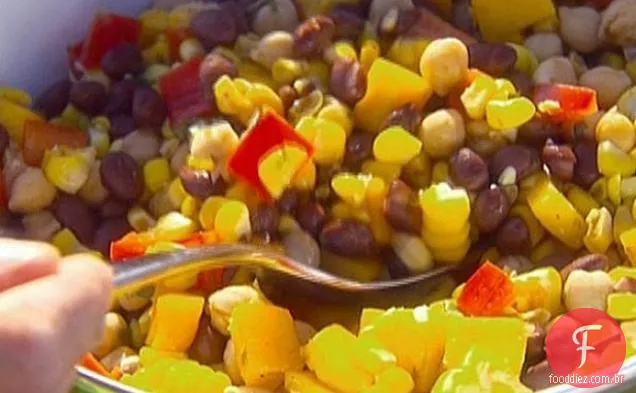 Salada de milho e feijão preto com vinagrete de manjericão e limão