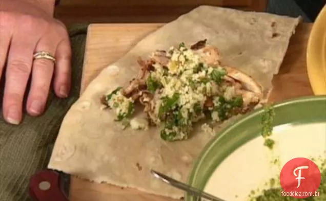 Frango marroquino com cuscuz de Damasco e molho de azeitona verde em pão achatado