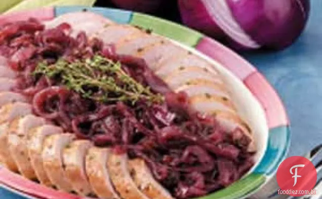 Lombo de porco com cebola vermelha glaceada