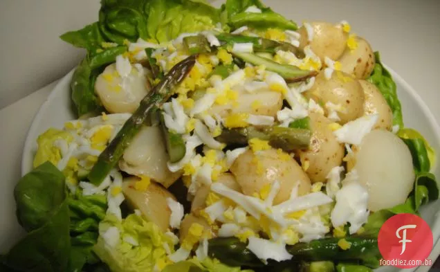 Cozinhe o livro: salada quente de aspargos e batatas novas