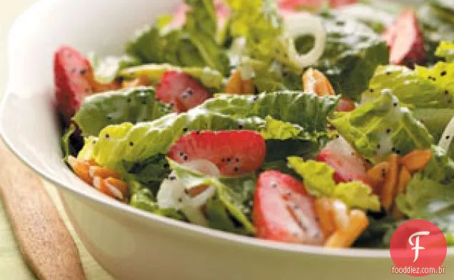 Salada de morango com molho de sementes de papoula