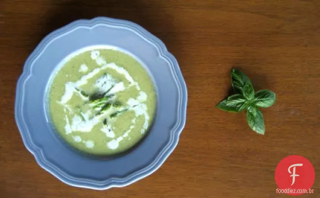 Sopa De Aspargos Com Creme De Manjericão