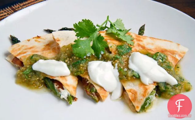 Aspargos assados e Quesadillas de cogumelos caramelizados com queijo de cabra