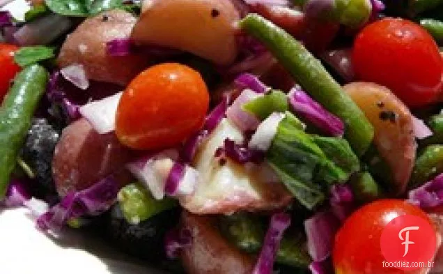 Salada de batata vegetariana para uma multidão