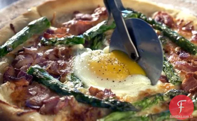 Pizza Caseira Com Bacon, Ovo E Aspargos