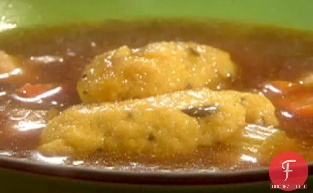 Canja de galinha com bolinhos de sálvia de Fubá