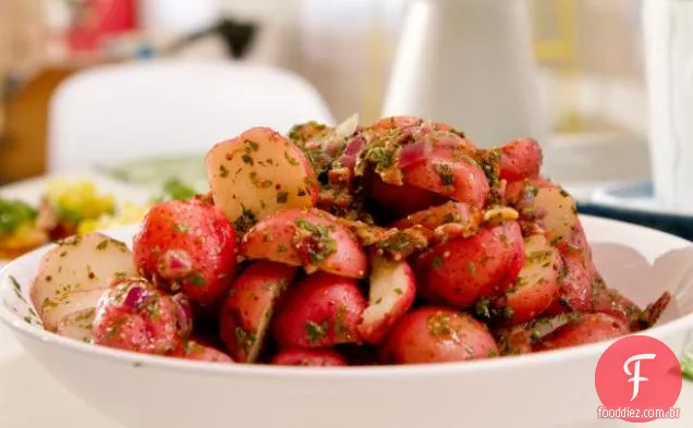 Salada de batata Herby com vinagrete de Bacon quente