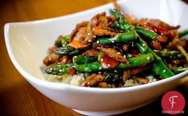 Cachos De Soja De Gergelim Com Aspargos E Quinoa