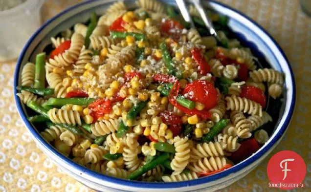 Jantar Hoje À Noite: Macarrão Com Milho, Tomate E Aspargos