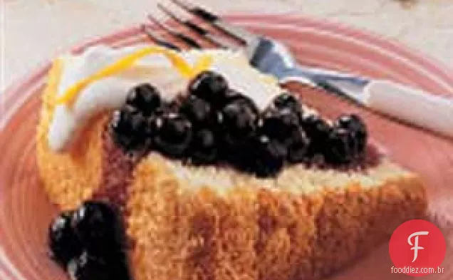 Pão de ló com cobertura de mirtilo