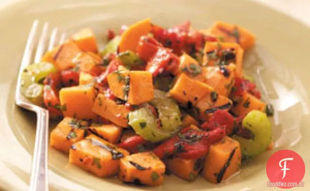 Salada de batata-doce e pimenta vermelha grelhada