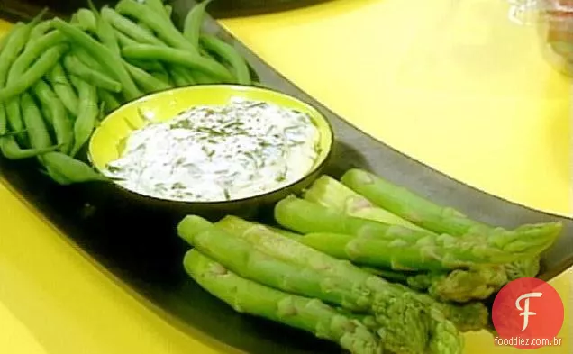 Espargos e feijões verdes com molho de limão estragão