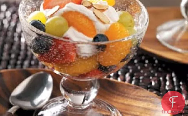 Salada Em Camadas De Frutas E Creme