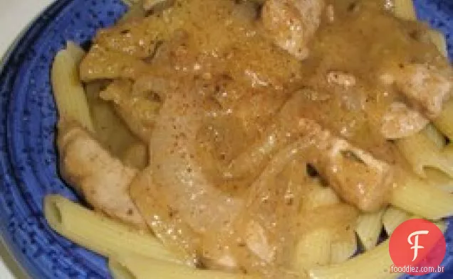 Costeletas de porco com molho de maçã e cebola