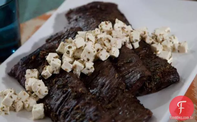 Bife de saia marinado com queijo feta em conserva rápida