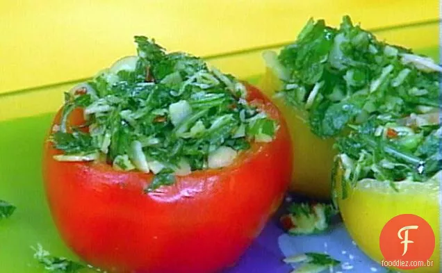 Tomates maduros de videira recheados com Gremolata de ervas e amêndoas