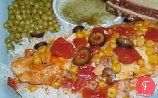 Tilápia com tomate, azeitonas pretas e milho