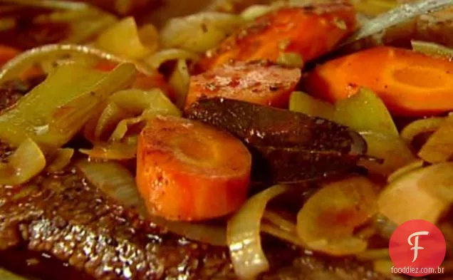 Peito com cenouras e cebolas