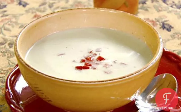 Sopa de iogurte de verão com tomate e manjericão