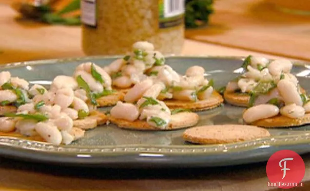 Crostini de solução rápida com feijão branco