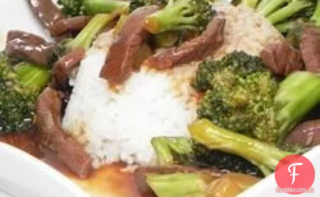 Carne e brócolos ao estilo de restaurante