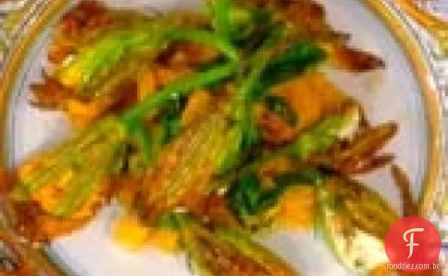 Flores de abobrinha frita com ricota de búfalo: Fiori di Zucca Fritte con Ricotta di Bufala e Pomodori