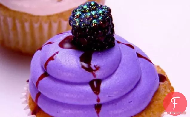 Cupcakes de limão Vegan com recheio de bagas frescas e creme de manteiga de limão