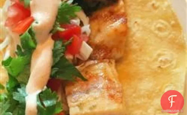 Tacos de peixe grelhado com molho de limão Chipotle