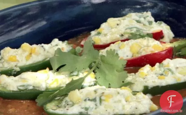 Chiles de Jalapeno recheados grelhados com molho de tomate e pimenta vermelha grelhada