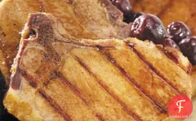 Costeletas fumadas com molho de cereja