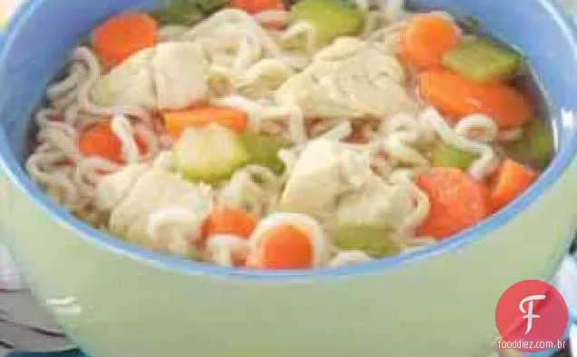 Grande quantidade de sopa de macarrão