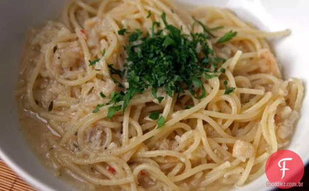 Jantar hoje à noite: espaguete com tomilho-purê de aipo-rábano do Chile