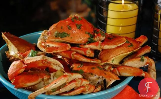 Caranguejos Dungeness cozidos no vapor na grelha em gengibre, limão, Mirin e soja