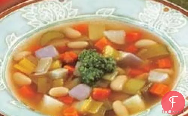 Sopa de feijão vegetal de inverno com Pesto