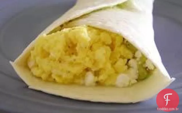 Burrito de pequeno-almoço fácil com ovo e abacate