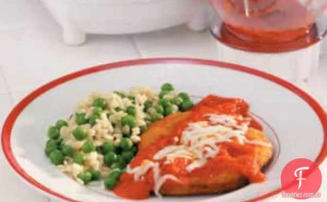 Rissóis com molho de pimenta vermelha