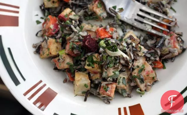 Salada de arroz selvagem com legumes assados e molho de limão e tahine