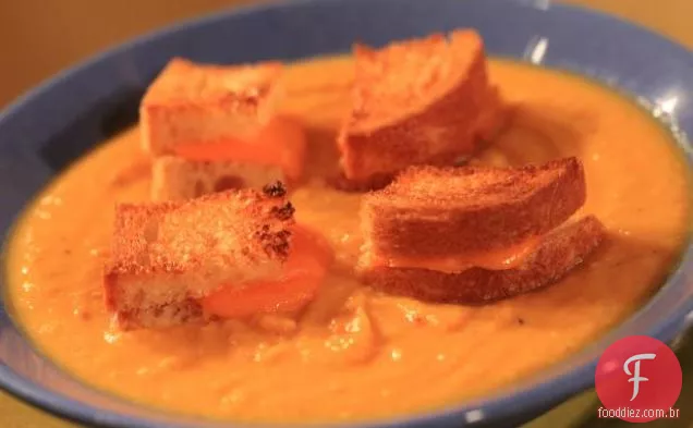 Sopa de vegetais de raiz assada com Croutons de queijo grelhado