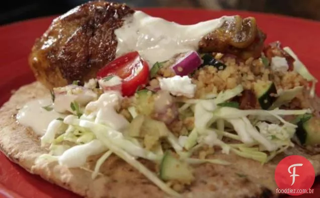 Frango marroquino com repolho desfiado e molho de tahine em Pita