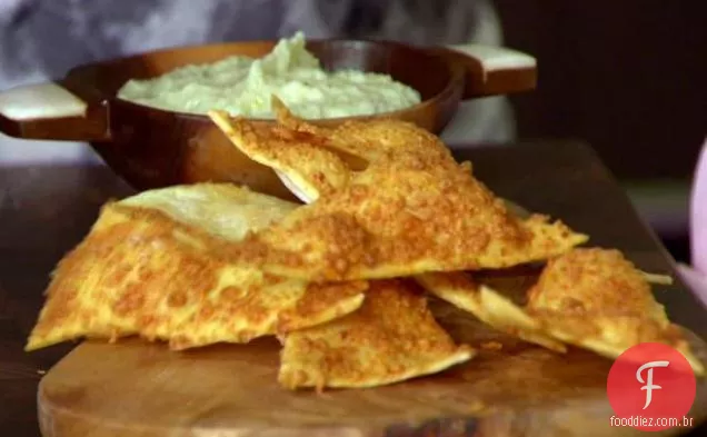 Alho assado-molho Asiago com bolachas caseiras