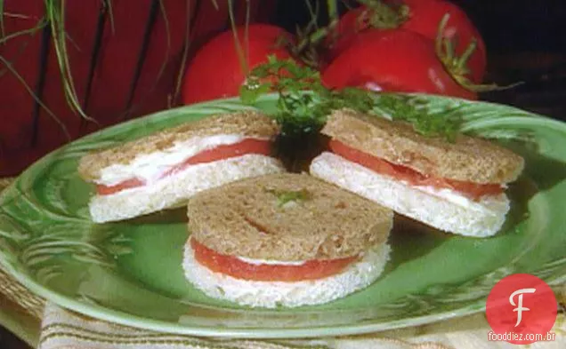 Sanduíche de tomate com salsa ou manjericão