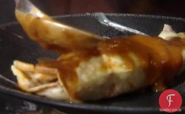 Frango assado com queijo derretido e molho