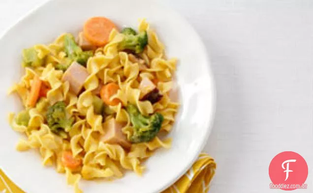 Presunto e macarrão com vegetais