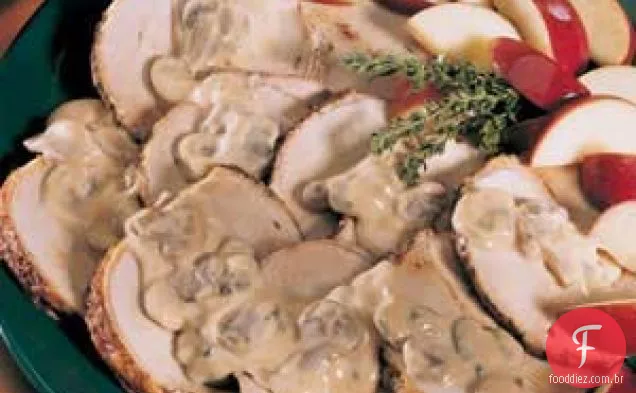Carne de porco assada com molho de maçã e cogumelos