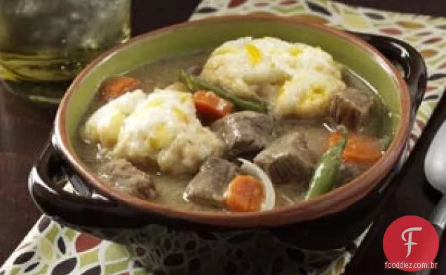 Ensopado de carne com bolinhos de Cheddar