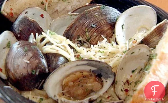 Linguini com amêijoas e molho de manteiga de alho